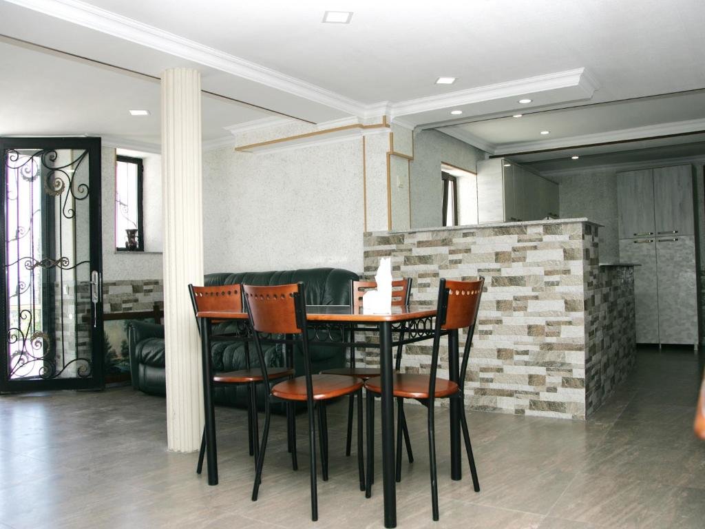 Кутаиси: Hotel Tskhumi