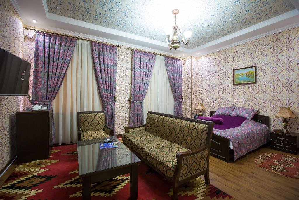 Термез: Karvonsaroy
