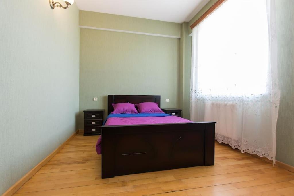 Тбилиси: 3 Bedrooms Aprtment