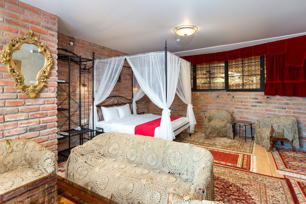 Тбилиси: Brooch Boutique Hotel