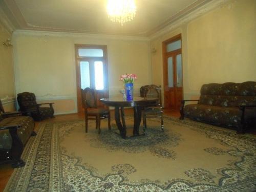 Анаклия: Iuza House