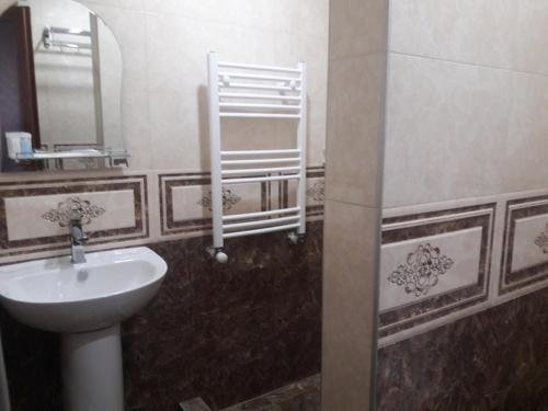 Вардзиа: Fish Hotel