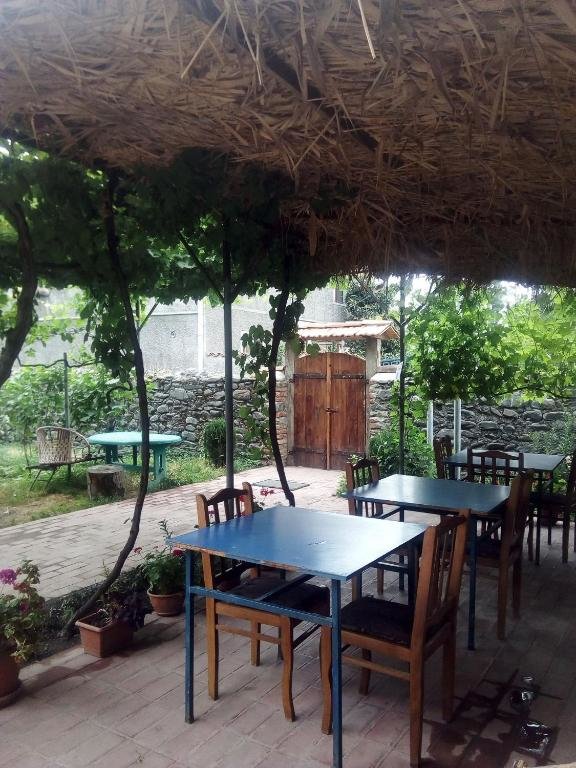 Кварели: Cottage and Gigo Papa's Wine Cellar