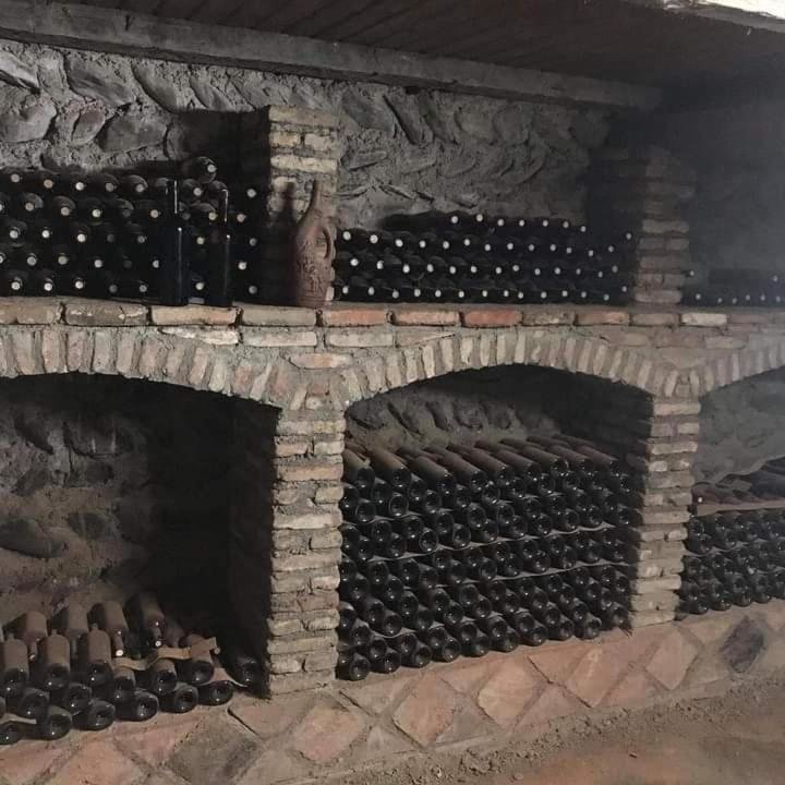 Кварели: Cottage and Gigo Papa's Wine Cellar