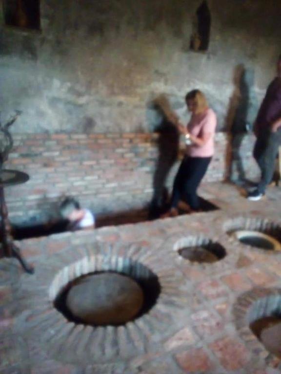 Кварели: Cottage and Gigo Papa's Wine Cellar