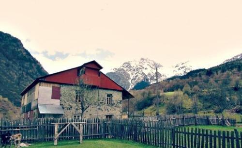 Местиа: Guest House in Zhabeshi Lali