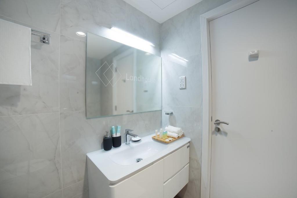 Дубай: Luxe Studio Near Discovery Gardens Metro Station
