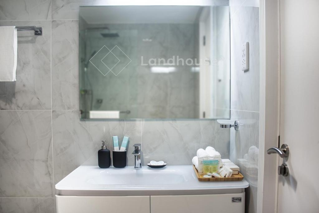 Дубай: Luxe Studio Near Discovery Gardens Metro Station