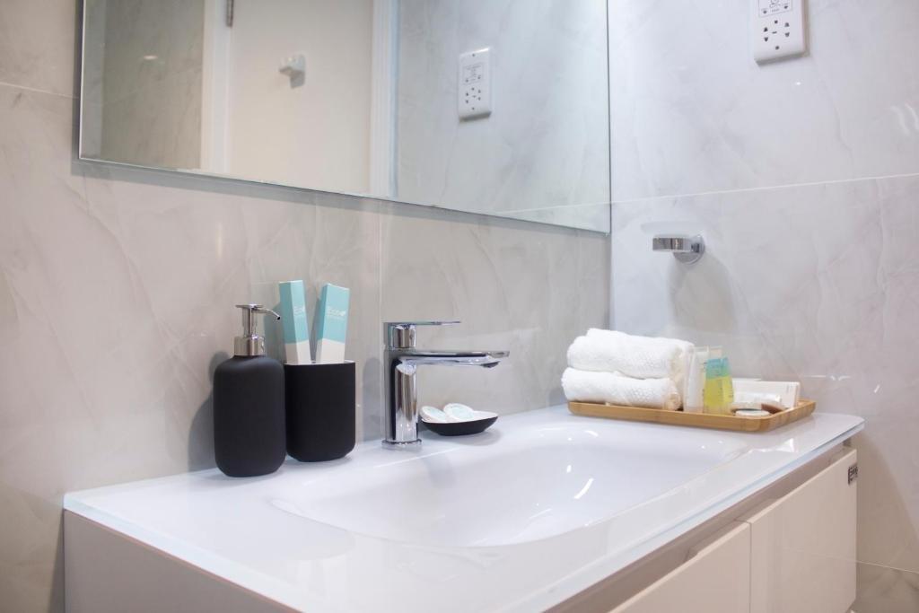 Дубай: Luxe Studio Near Discovery Gardens Metro Station