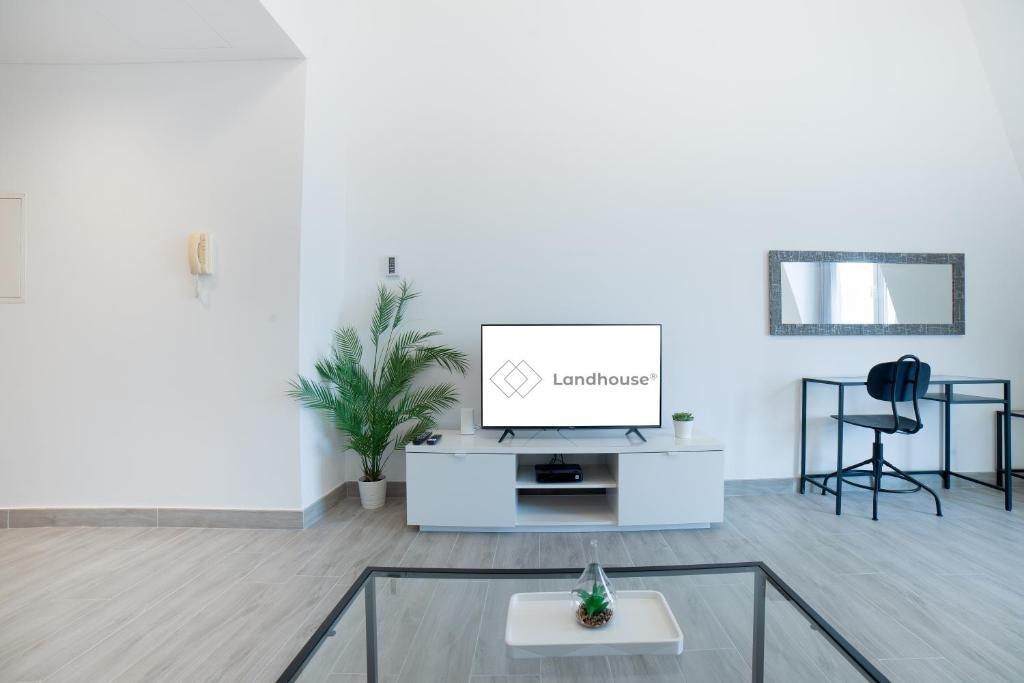 Дубай: Luxe Studio Near Discovery Gardens Metro Station