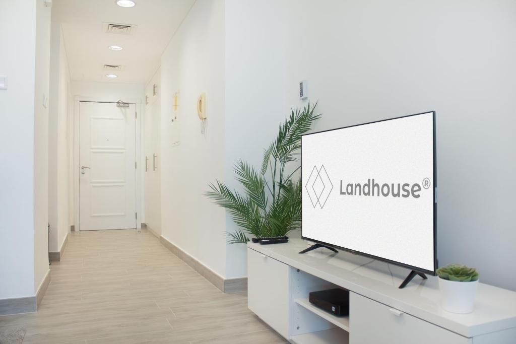 Дубай: Luxe Studio Near Discovery Gardens Metro Station