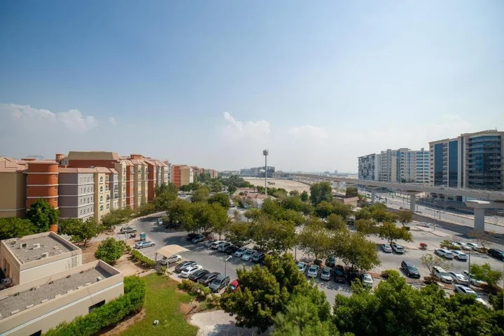 Дубай: Luxe Studio Near Discovery Gardens Metro Station