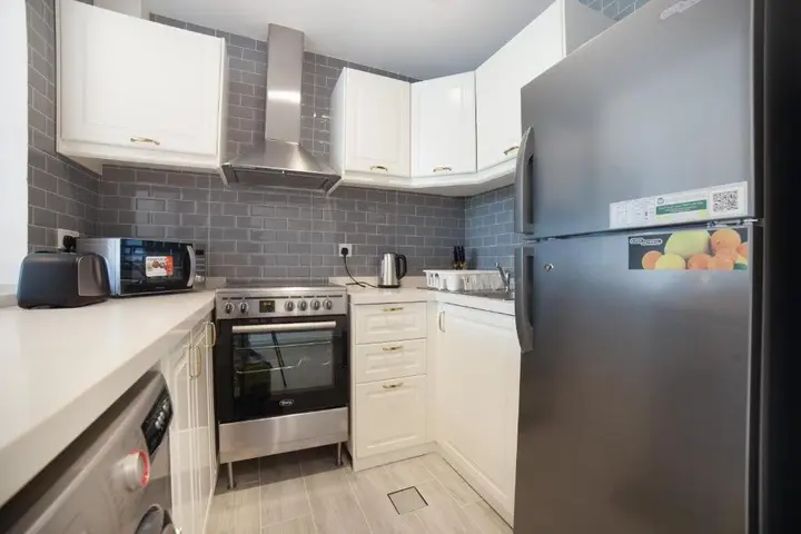 Дубай: Luxe Studio Near Discovery Gardens Metro Station
