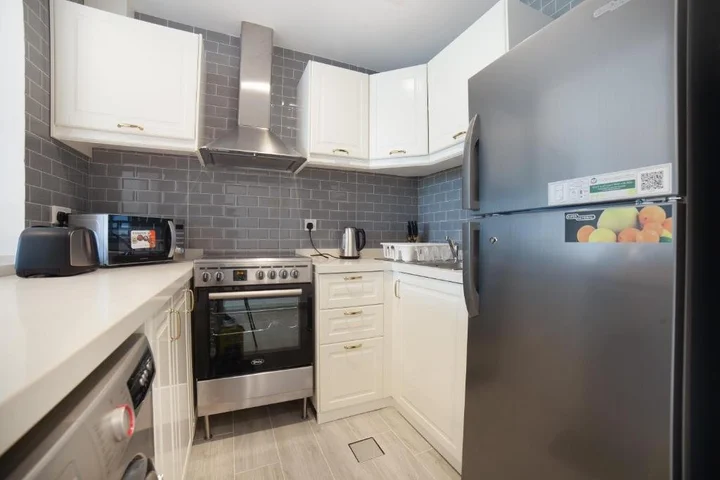 Дубай: Luxe Studio Near Discovery Gardens Metro Station