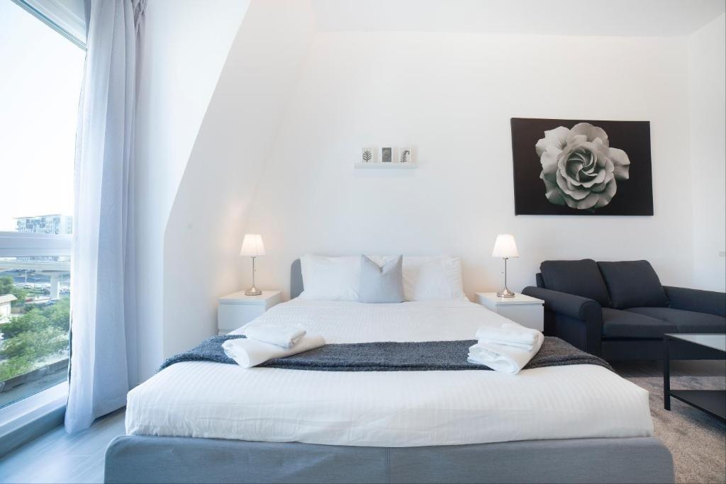 Дубай: Luxe Studio Near Discovery Gardens Metro Station