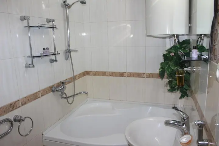 Тбилиси: Davit Aghmashenebeli Avenue 130/132