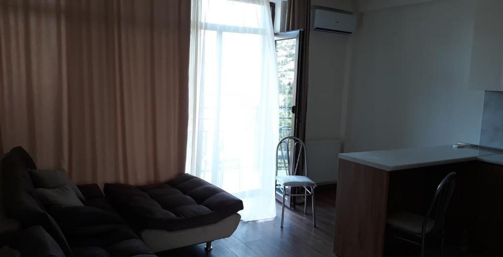 For rent in new building, newly renovated, residence apartment, 3 bedroom studio type, 2 bedrooms, 2 balconies, good view. Central heating. (Guramishvili Ave. 12) Adding the necessary inventory is possible according to the request — фото 1