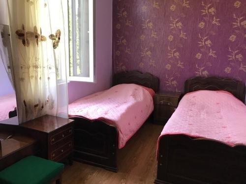 Амбролаури: Chveni Ezo