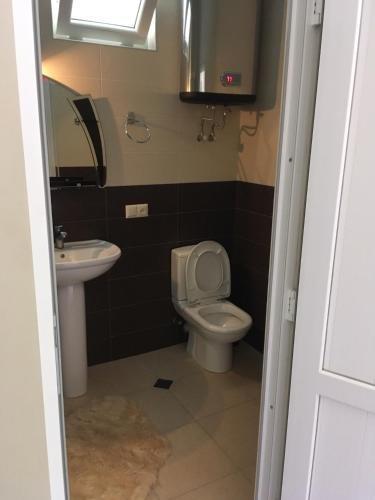 Гонио: Guest House Family