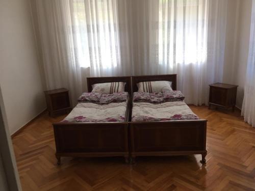 Гонио: Guest House Family