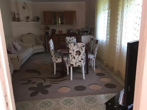 Гонио: Guest House Family