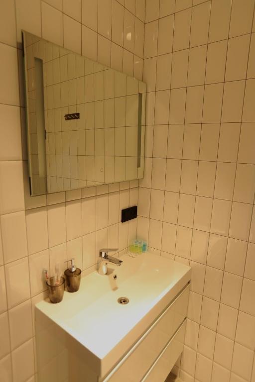 Lovely 1 Bedroom Rental Unit With Free Parking. — фото 1