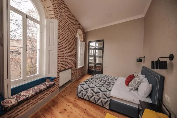 Тбилиси: Balconied 1 BR Apt. 2 min away from Rustaveli Av.
