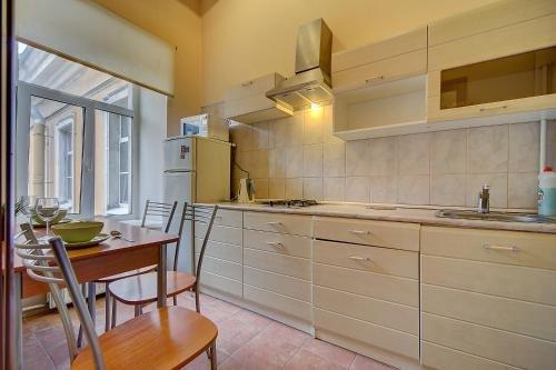 Sukhaparina: Apartments Longo on Galernaya 29