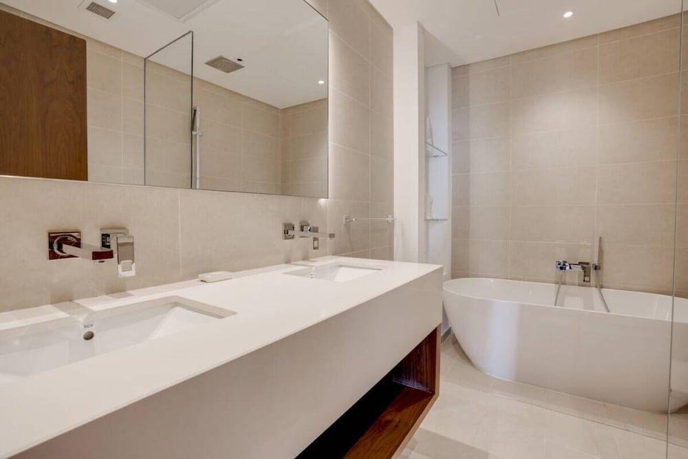 Дубай: Contemporary Apt in Marina Gate Infinity Pool!
