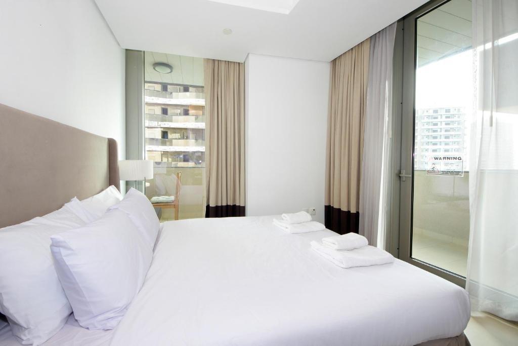 Signature Holiday Homes - Luxury 1BR in The Matrix, Dubai Sports City — фото 3