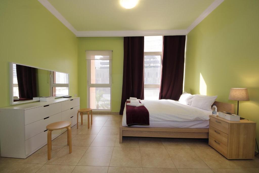 Дубай: Signature Holiday Homes- Studio Apartment Venetian Tower