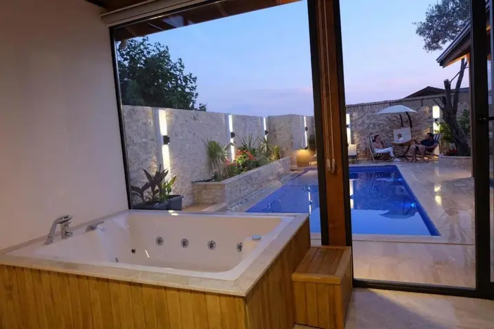 Исламлар: Marvelous Secluded Villa with Jacuzzi Private Pool and a Spacious Backyard in Kalkan