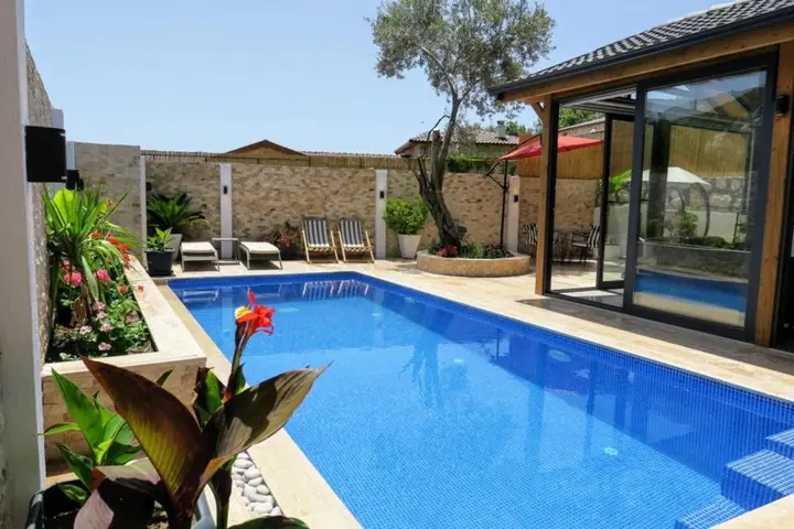 Исламлар: Marvelous Secluded Villa with Jacuzzi Private Pool and a Spacious Backyard in Kalkan