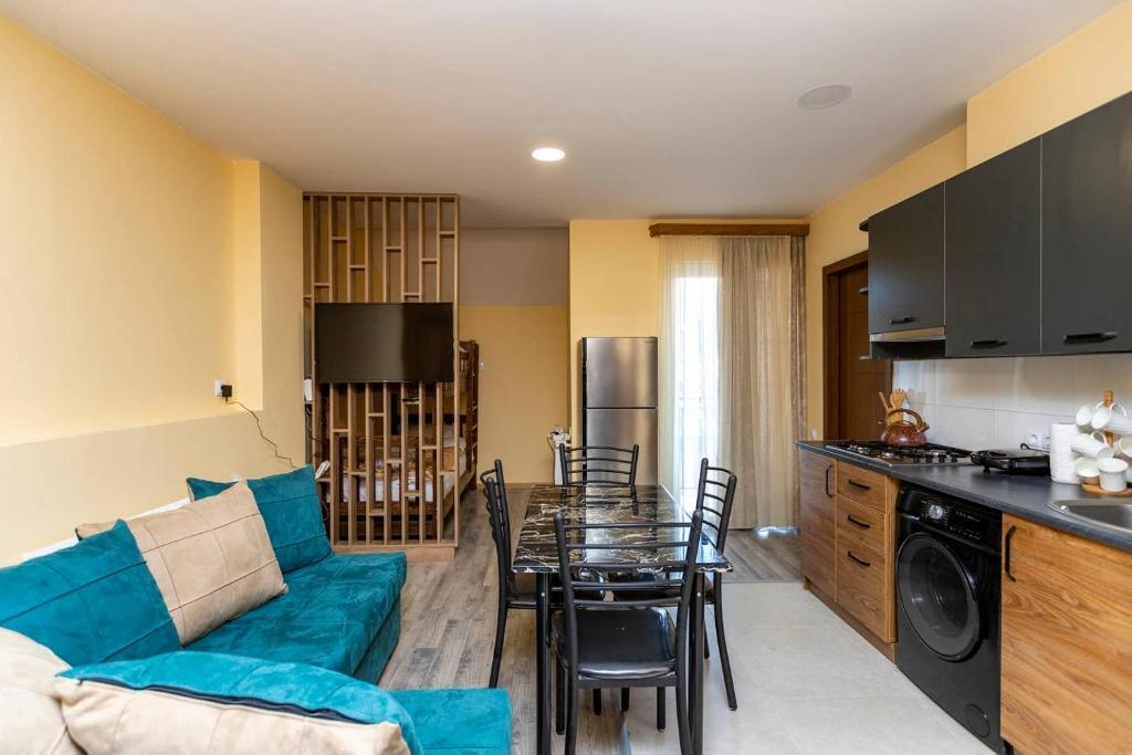 Бакуриани: Cozy 1br Apt. W/ Balcony in Center of Bakuriani