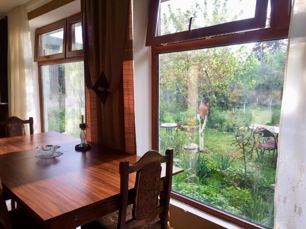 Кварели: Garden House