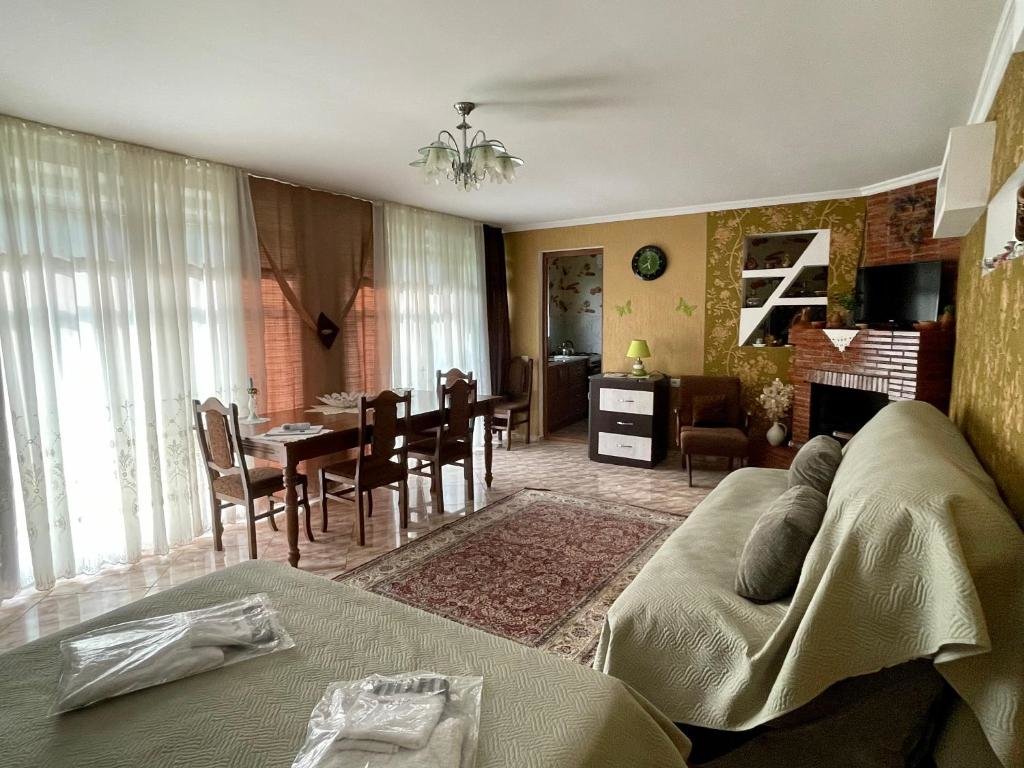 Кварели: Garden House