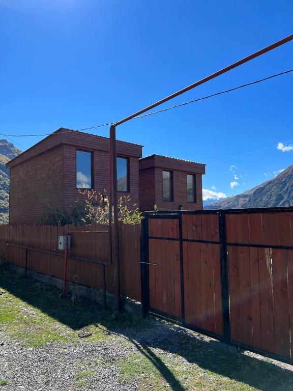 Степанцминда: Twin Cottages Kazbegi