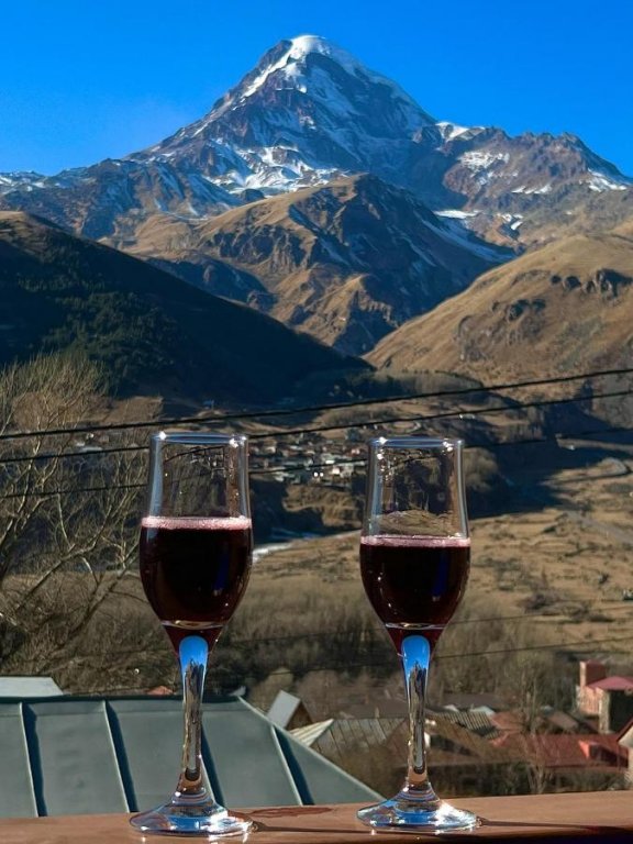 Степанцминда: Гостевой дом Twin cottages kazbegi