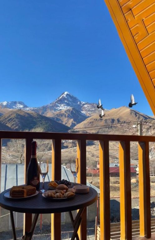 Степанцминда: Гостевой дом Twin cottages kazbegi