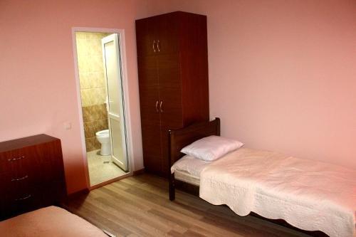 Амбролаури: Travelers Hotel