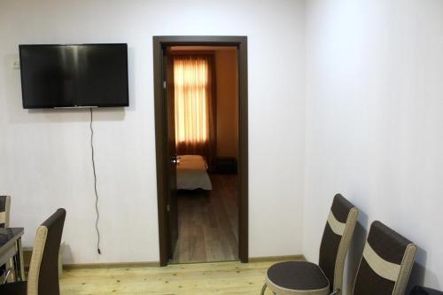Амбролаури: Travelers Hotel