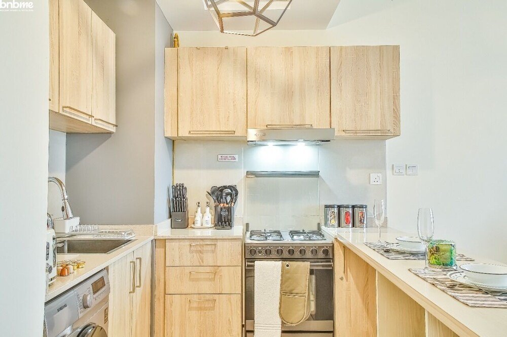 Дубай: Lake View Luxurious Studio Bnbmehomes
