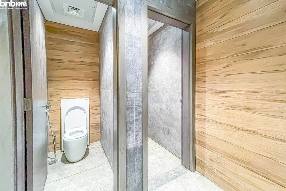 Дубай: Lake View Luxurious Studio Bnbmehomes
