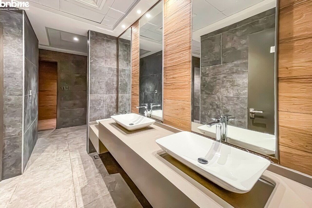 Дубай: Lake View Luxurious Studio Bnbmehomes