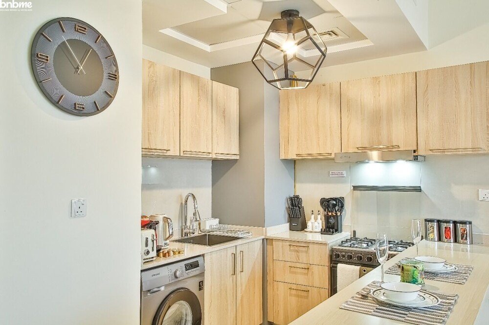 Дубай: Lake View Luxurious Studio Bnbmehomes
