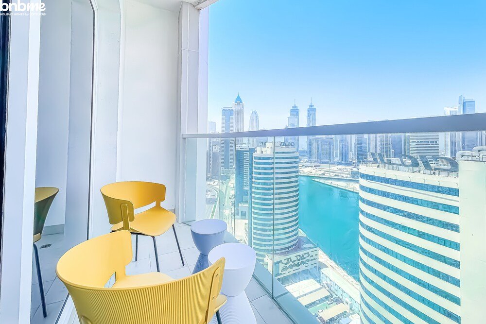 Дубай: Lake View Luxurious Studio Bnbmehomes