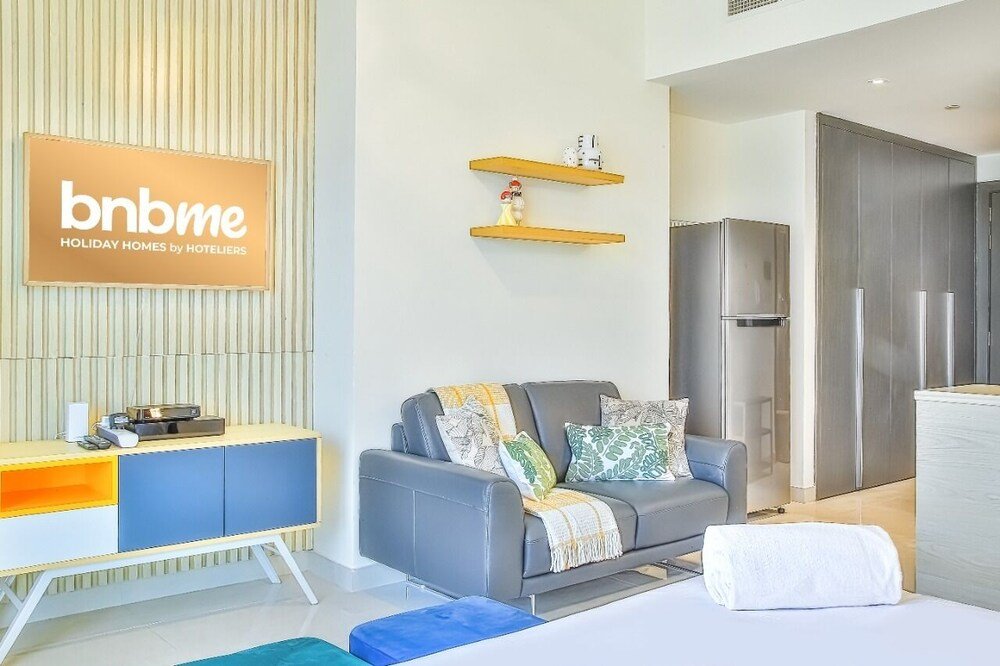 Дубай: Lake View Luxurious Studio Bnbmehomes