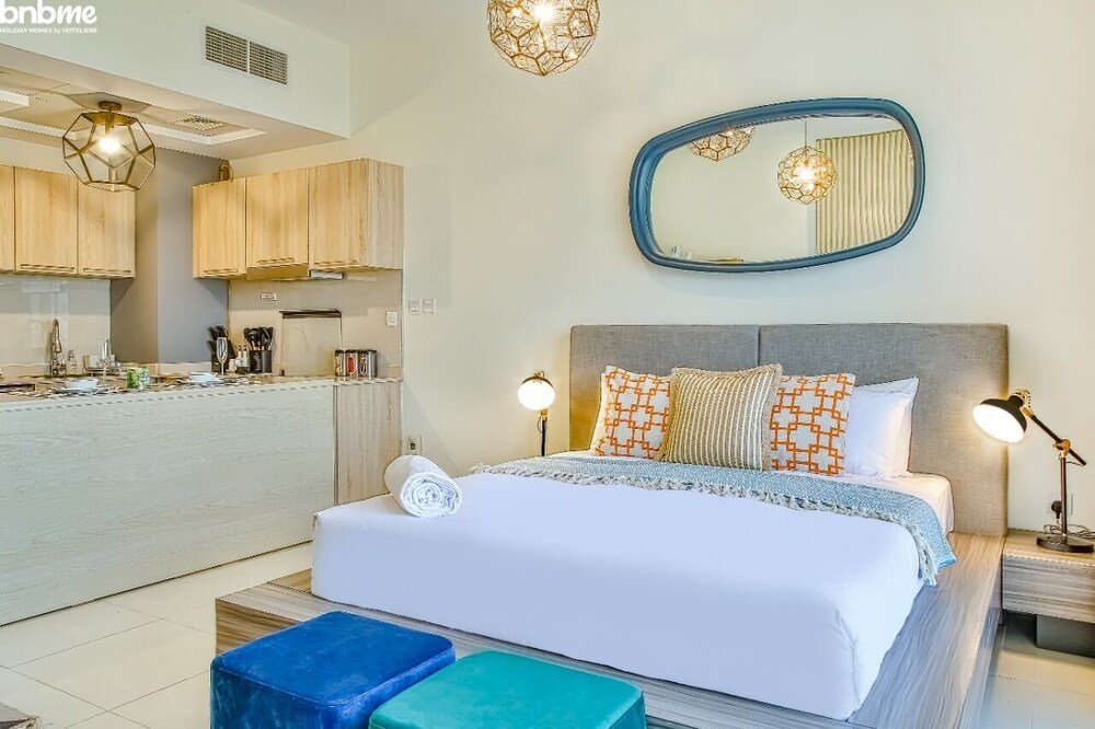 Дубай: Lake View Luxurious Studio Bnbmehomes