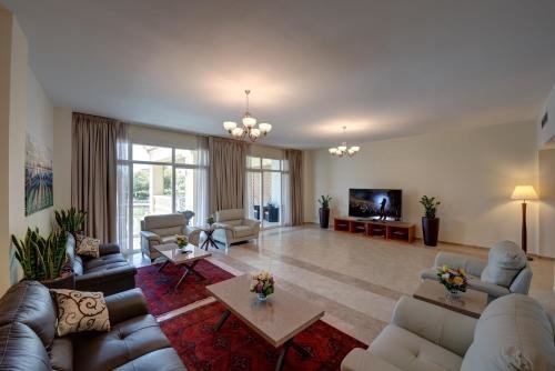 Дубай: J5 Three Bedroom Terrace Apartment Motor City families only