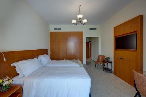 Дубай: J5 Three Bedroom Terrace Apartment Motor City families only